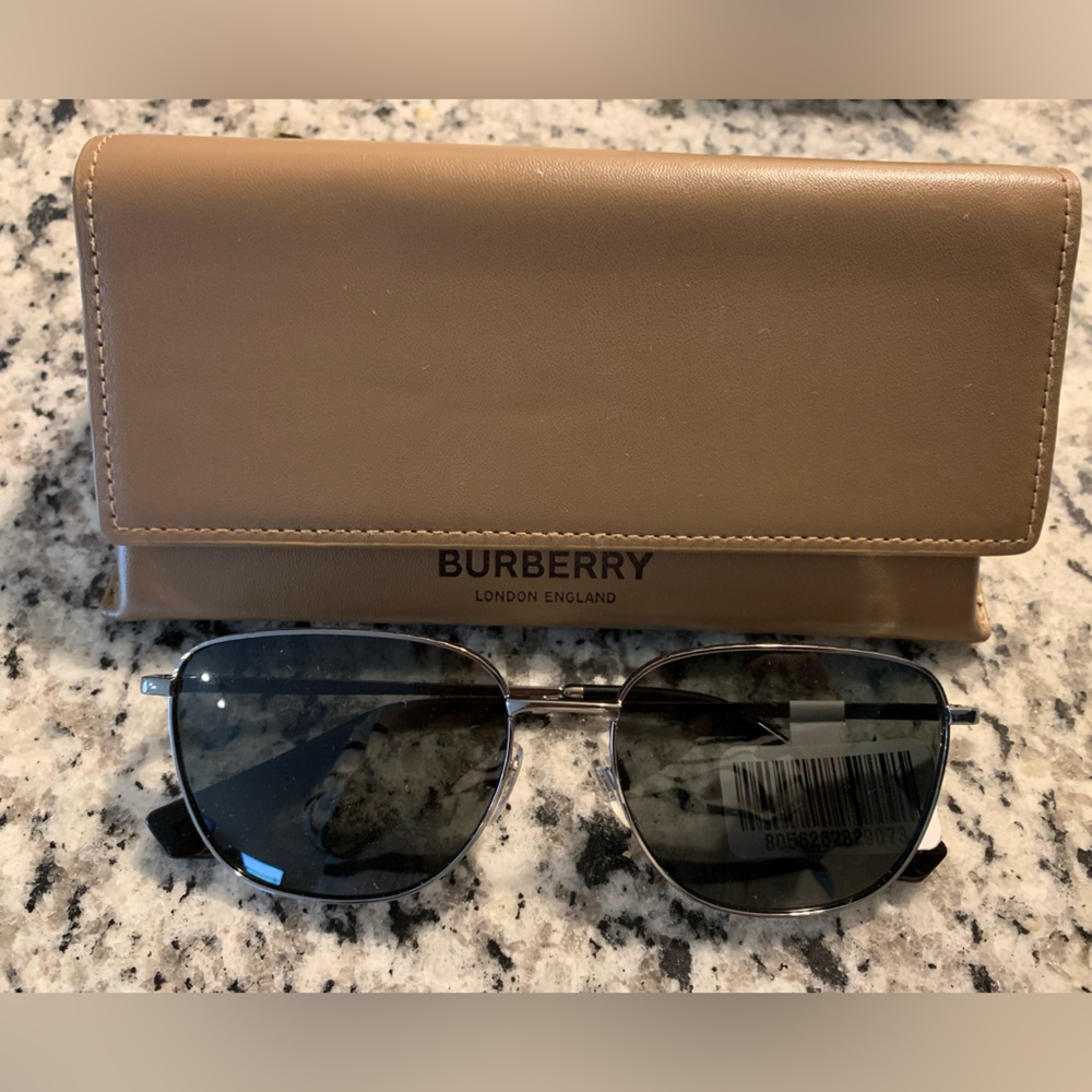 NWT BURBERRY SUNGLASSES WITH CASE